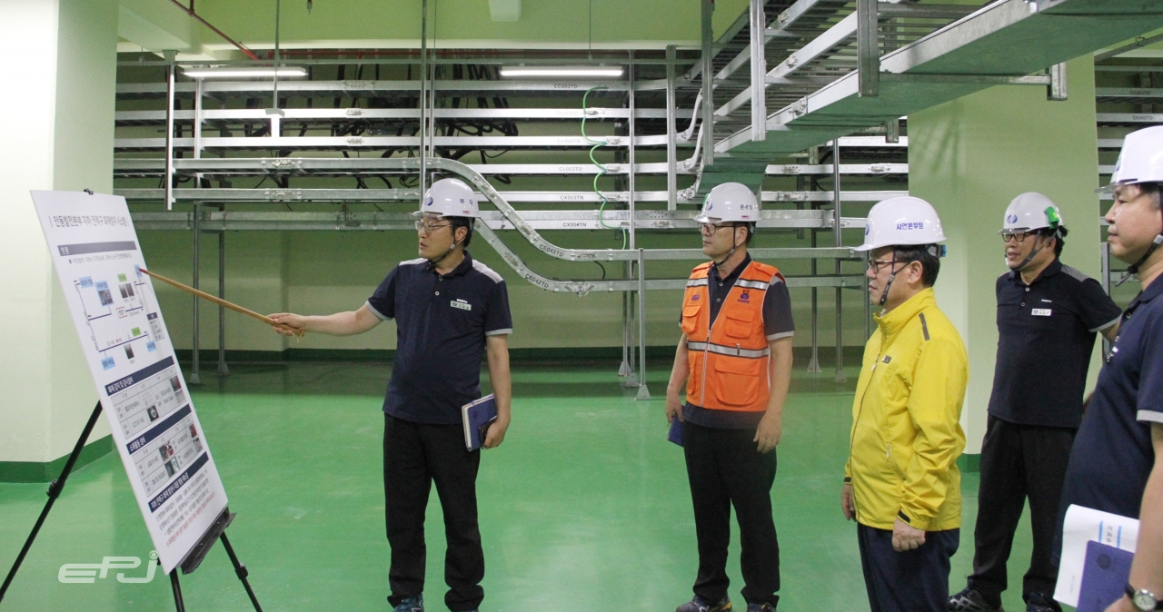 김병철 한국남부발전 사업본부장(왼쪽 세 번째)이 안동발전본부 지하전력구를 방문해 화재방지 시스템에 대한 설명을 듣고 있다.