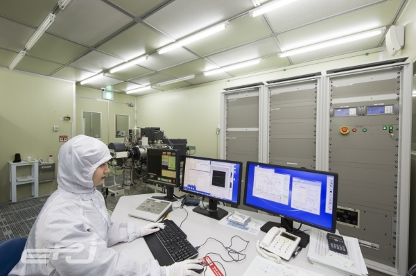 한국원자력연구원 연구팀이 핵사찰 시료에 대한 SIMS 입자 분석을 진행하고 있다.