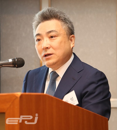 김두일 스마트파워 사장이 '에너지전환과 원자력의 미래'에 대해 주제발표하고 있다.