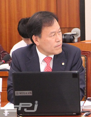 여의도 국회에서 10월 16일 열린 한전 국정감사에서 질의하고 있는 윤한홍 의원.