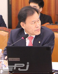 윤한홍 의원이 발전 5개사의 신재생 발전설비 확대에 대해 질의하고 있다.
