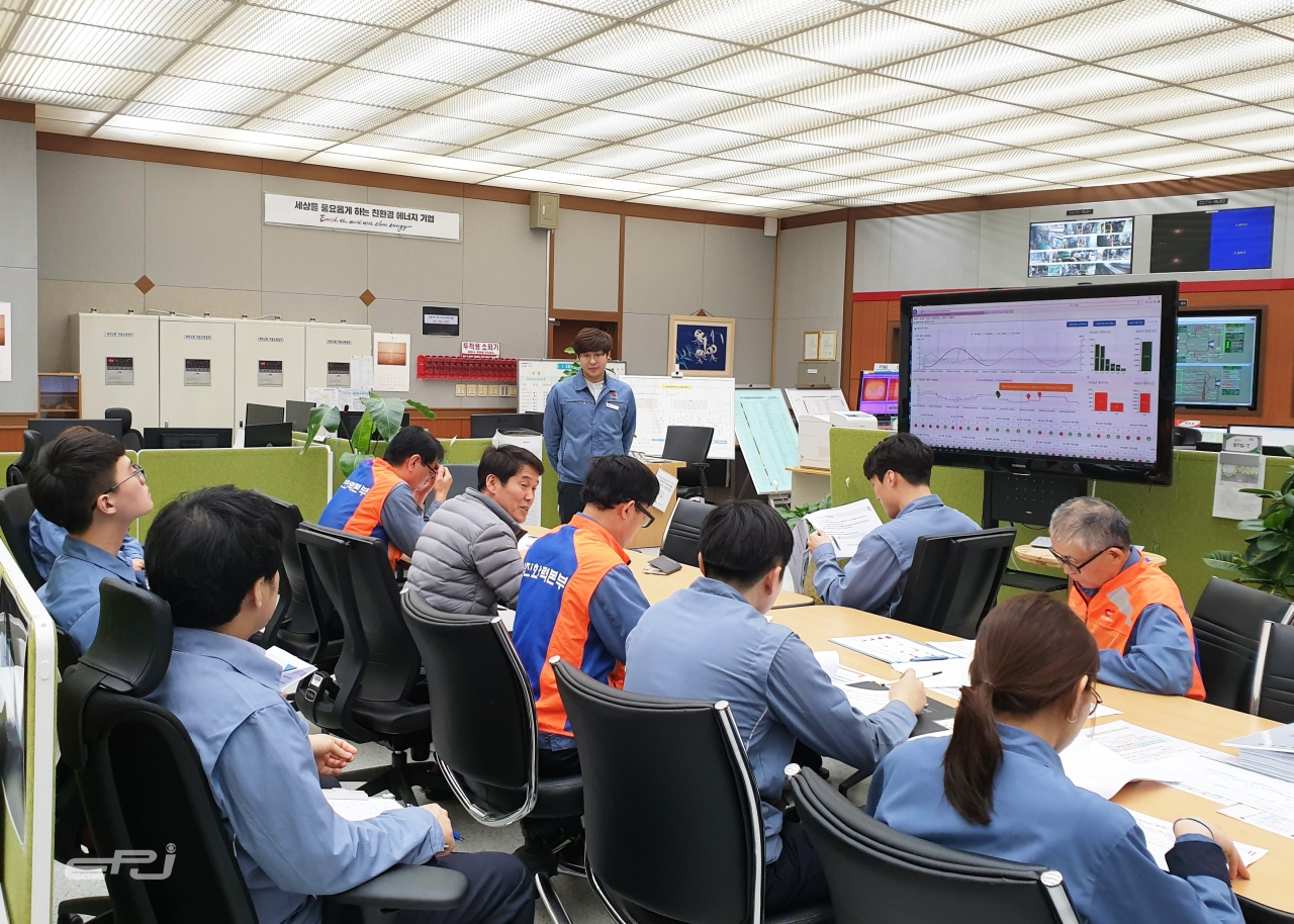 한국동서발전 해수인양펌프 운전원들에게 해수인양펌프 최적운전 가이드 시스템에 대해 설명하는 모습