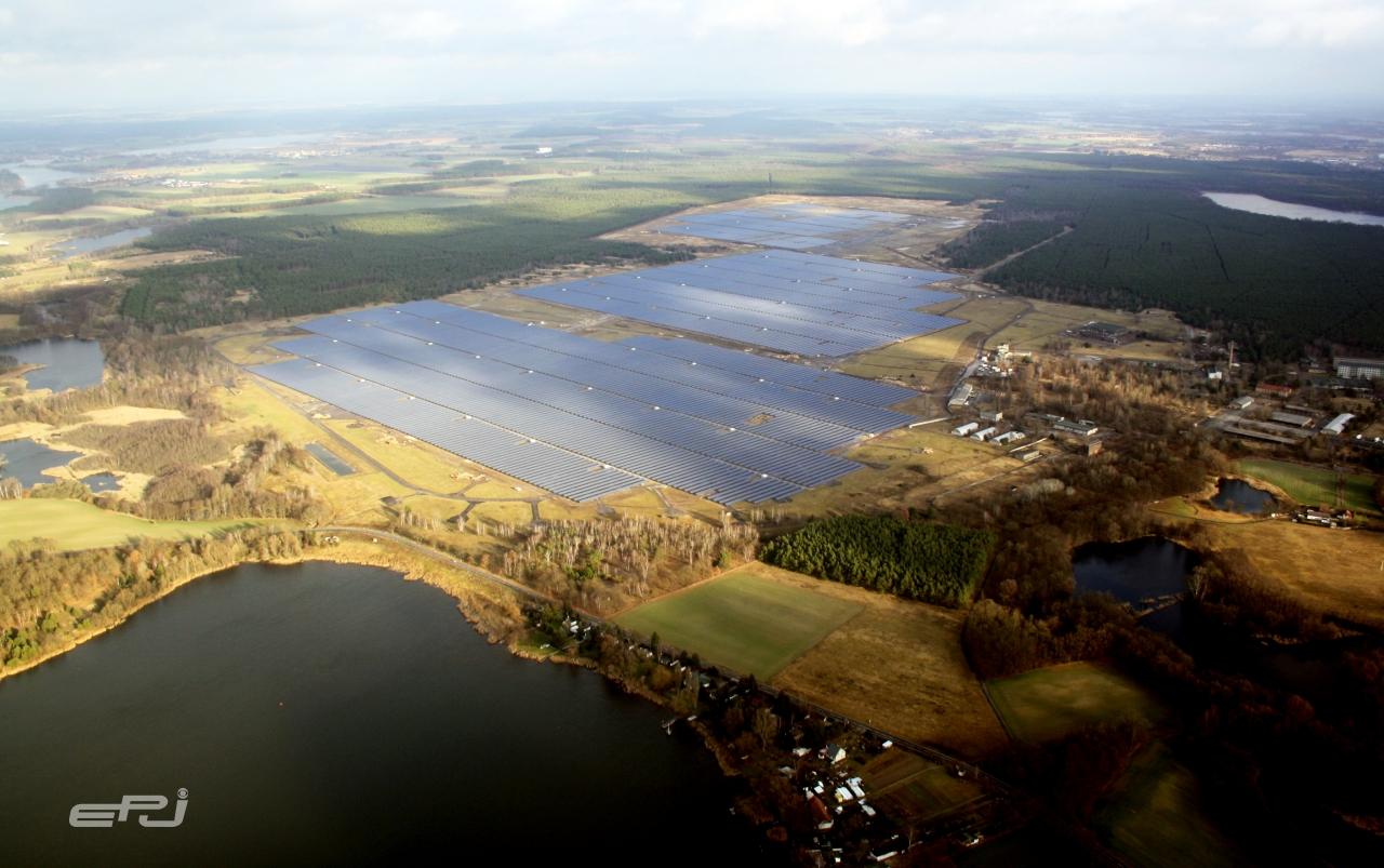 한화큐셀이 독일 브란덴부르크에 건설한 대형 태양광 발전소 전경