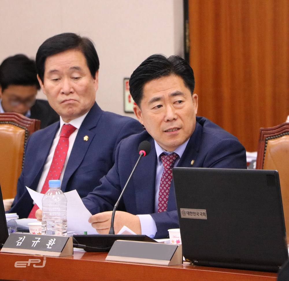 산업통상자원중소벤처기업위원회 소속 김규환 의원(오른쪽)