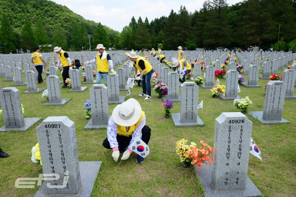 한전원자력연료는 6월 ‘호국보훈의 달’을 맞아 5월 31일 대전국립현충원에서 묘역 가꾸기 봉사활동을 펼쳤다.