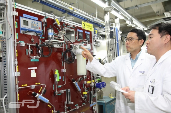 김성우 원자력연구원 박사 연구팀이 실증장비로 부식균열 데이터를 모으고 있다.