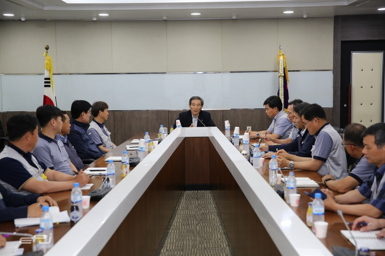 7월 23일 한국서부발전 태안발전본부에서 김병숙 사장(가운데)이 성장형 리더들과 대화하고 있다.