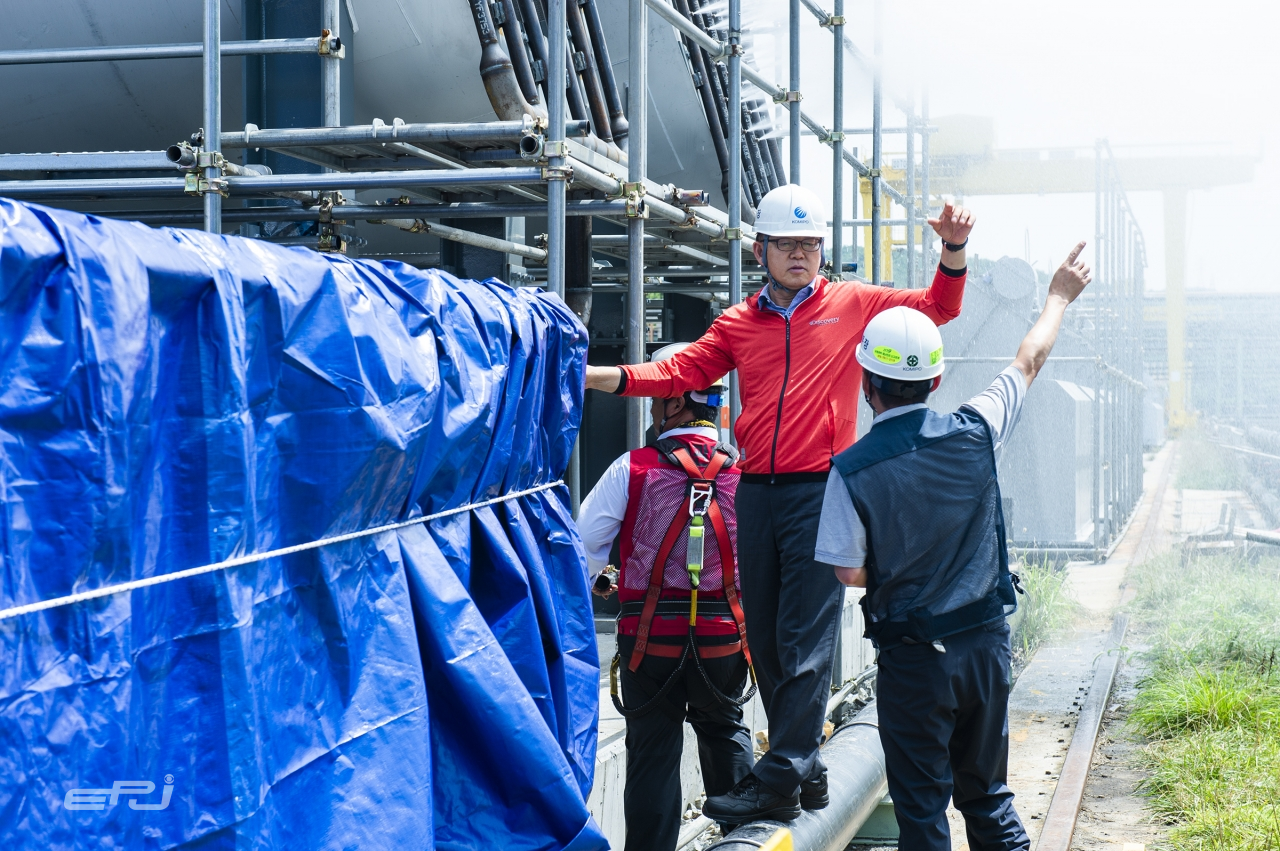 박형구 중부발전 사장이 8월 6일 보령화력 3호기 성능개선 공사현장에서 근로자 안전대책을 점검하고 있다.