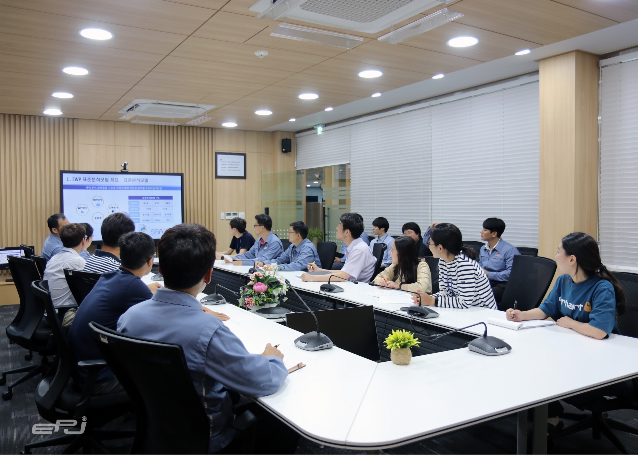 한국동서발전 발전기술개발원 대회의실에서 관계자들이 회의하는 모습