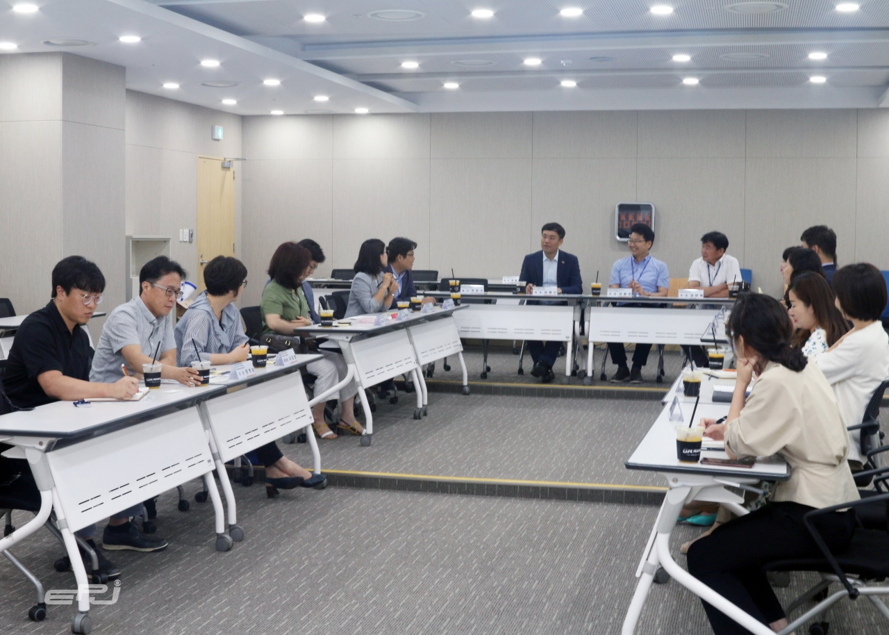한국동서발전 사회공헌 간담회 참석자들이 의견을 공유하고 있다.