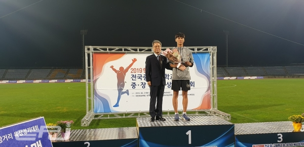 이호평 한전 관리본부장(왼쪽)이 대회 최우수선수 시상 후 이재웅 경북영동고등학교 선수와 기념사진을 촬영하고 있다.