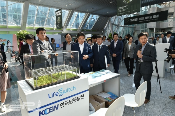 국회의원회관 3층 로비에서 개최한 '태양광의 미래, 지역의 미래' 전시회 전경.