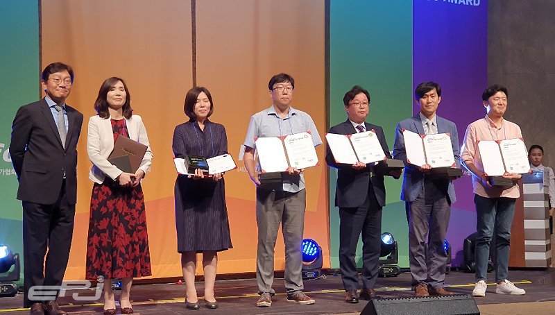 정성문 한국에너지공단 홍보실 부장(오른쪽 두 번째)이 ‘인터넷 에코어워드 2019’에서 대상을 수상한 후 기념촬영을 하고 있다.