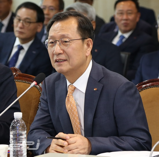 김종갑 한전 사장이 의원들의 질의에 답변하고 있다.