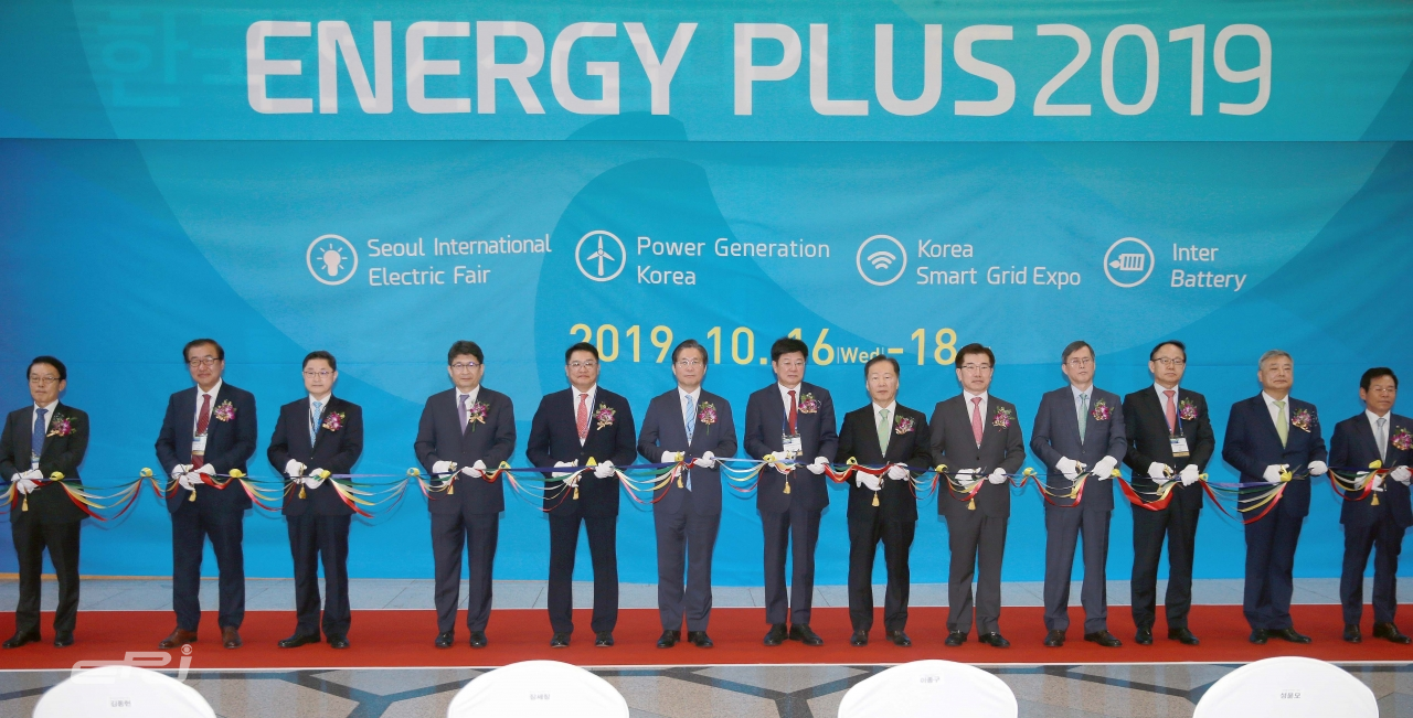 성윤모 산업부 장관, 박형구 중부발전 사장 등 내빈들이 제5회 에너지플러스 2019 개막을 기념하고 있다.(제공=산업부)