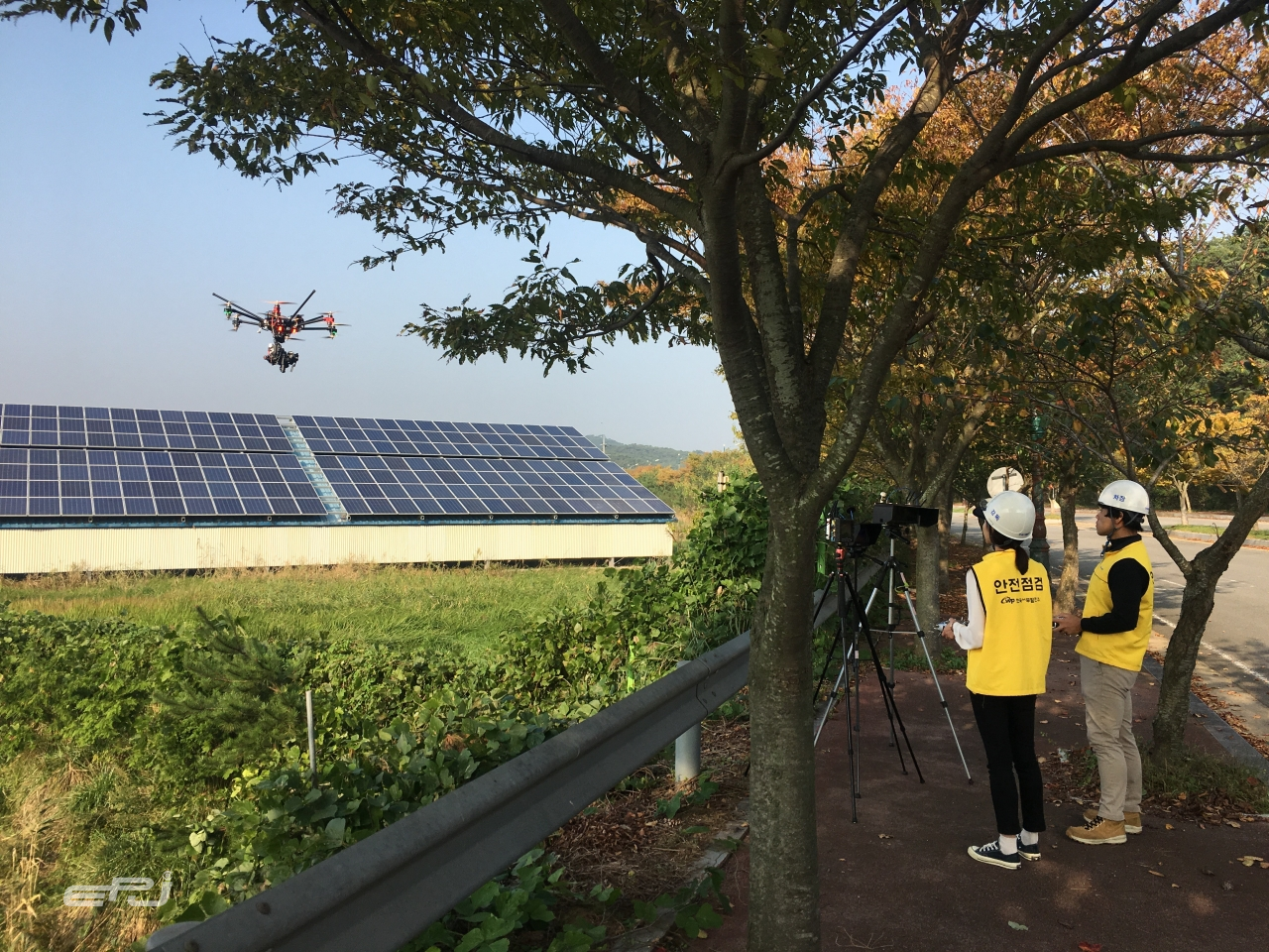 열화상카메라가 탑재된 드론을 활용해 한국서부발전이 소규모 태양광업체 불량 태양광 패널을 점검하는 모습
