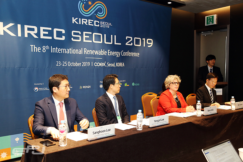 서울 세계재생에너지총회를 공동개최한 산업부·서울시·REN21·에너지공단 관계자들이 기자간담회에서 질문에 답하고 있다.