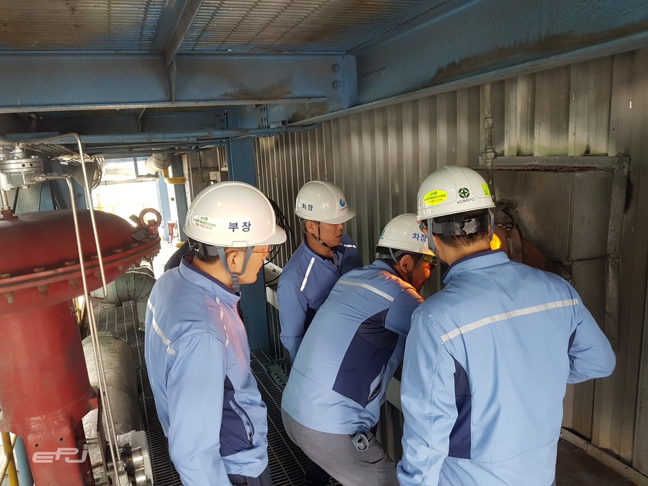 한국중부발전 기술전문원과 전북집단에너지 관계자들이 보일러 연소 상태를 점검하고 있다.