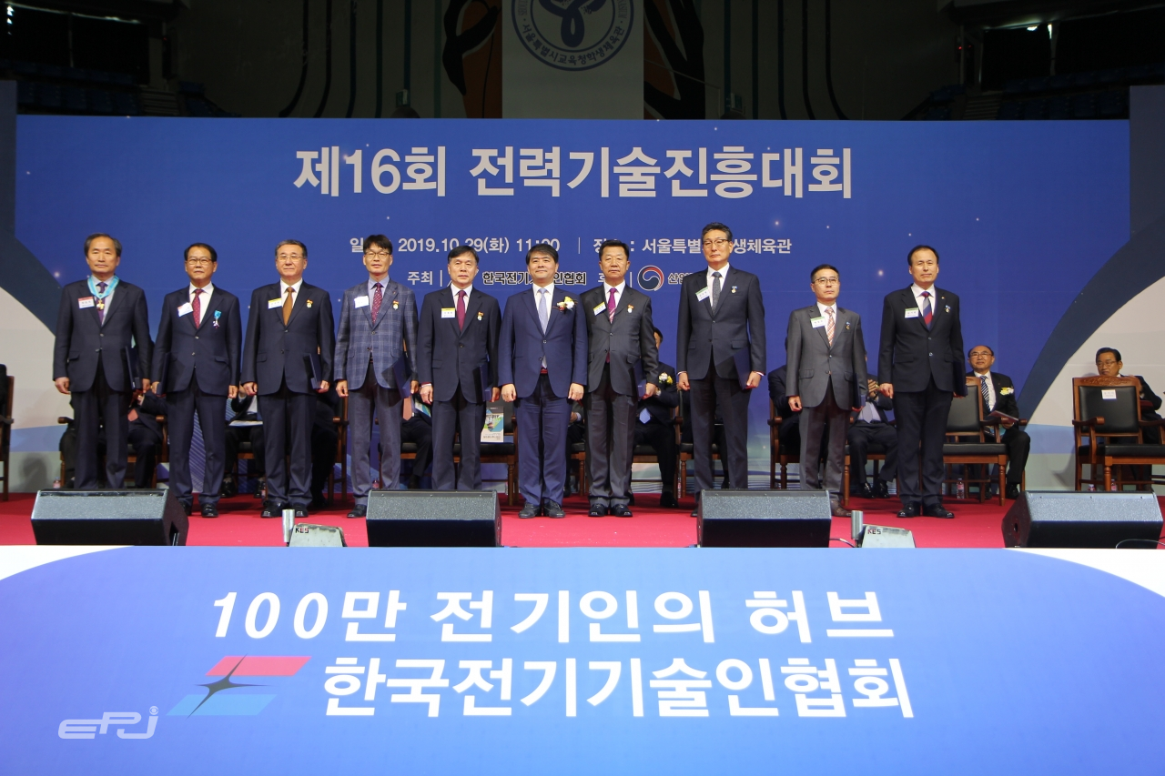 박응석 디투엔지니어링 본부장(왼쪽 첫 번째), 김재곤 광명토탈엔지니어링 대표이사(왼쪽 두 번째) 등 수상자들이 주영준 산업부 에너지자원실장(오른쪽에서 다섯 번째)과 기념촬영을 하고 있다.