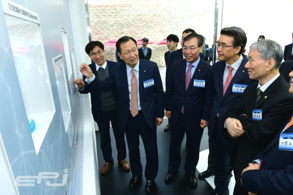 초전도 송전기술 상용화사업 준공식에서 김종갑 한전 사장(왼쪽 2번째)이 참석자들과 전력설비 투어를 하고 있다.