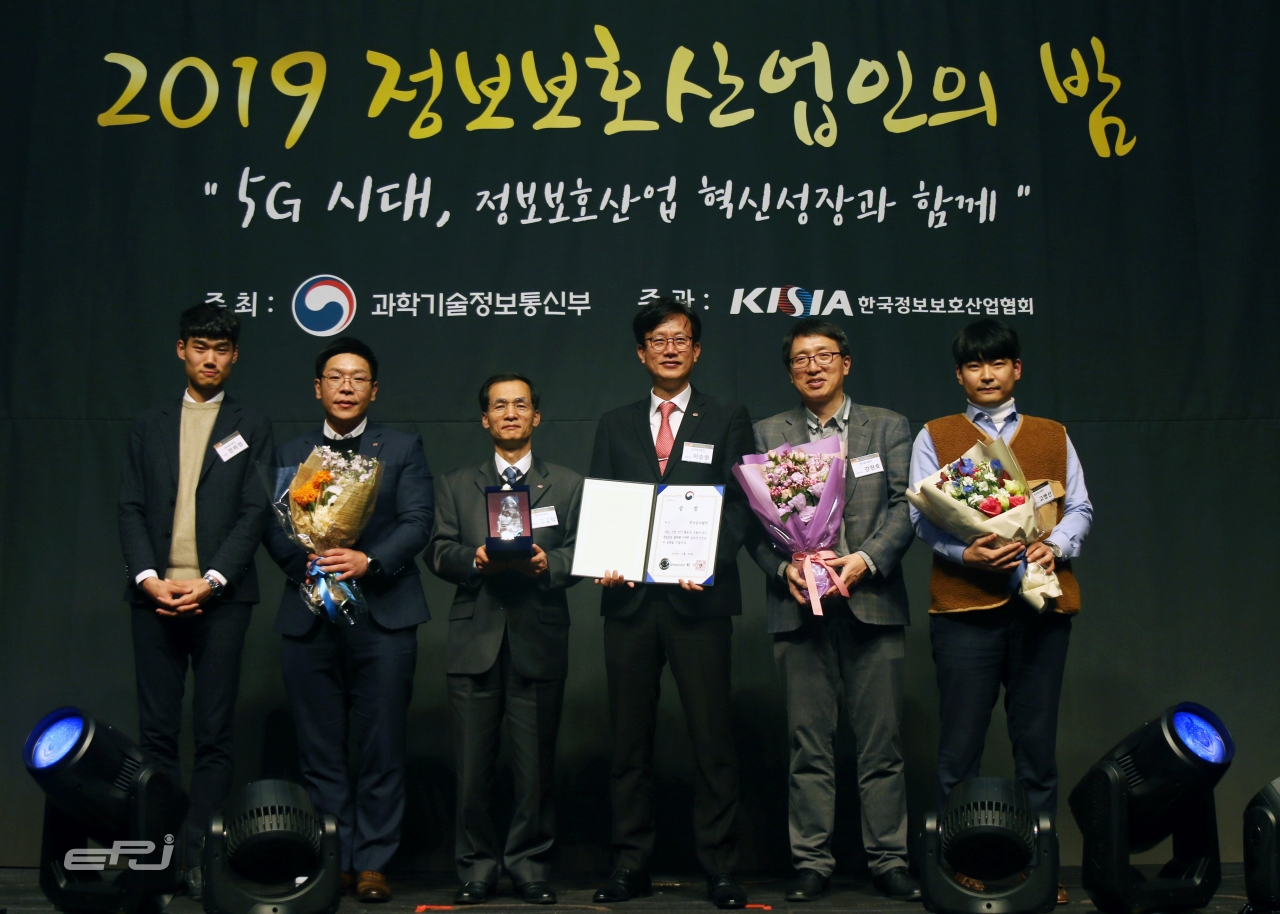 이승현 한국동서발전 기획본부장(오른쪽에서 세 번째)과 동서발전 관계자들이 대상 수상 후 기념촬영을 하고 있다.