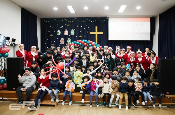 삼천리그룹 임직원들이 12월 17일 `2019 사랑나눔의 날` 행사에서 아동복지시설 아이들과 함께 즐거운 시간을 보내고 있다.