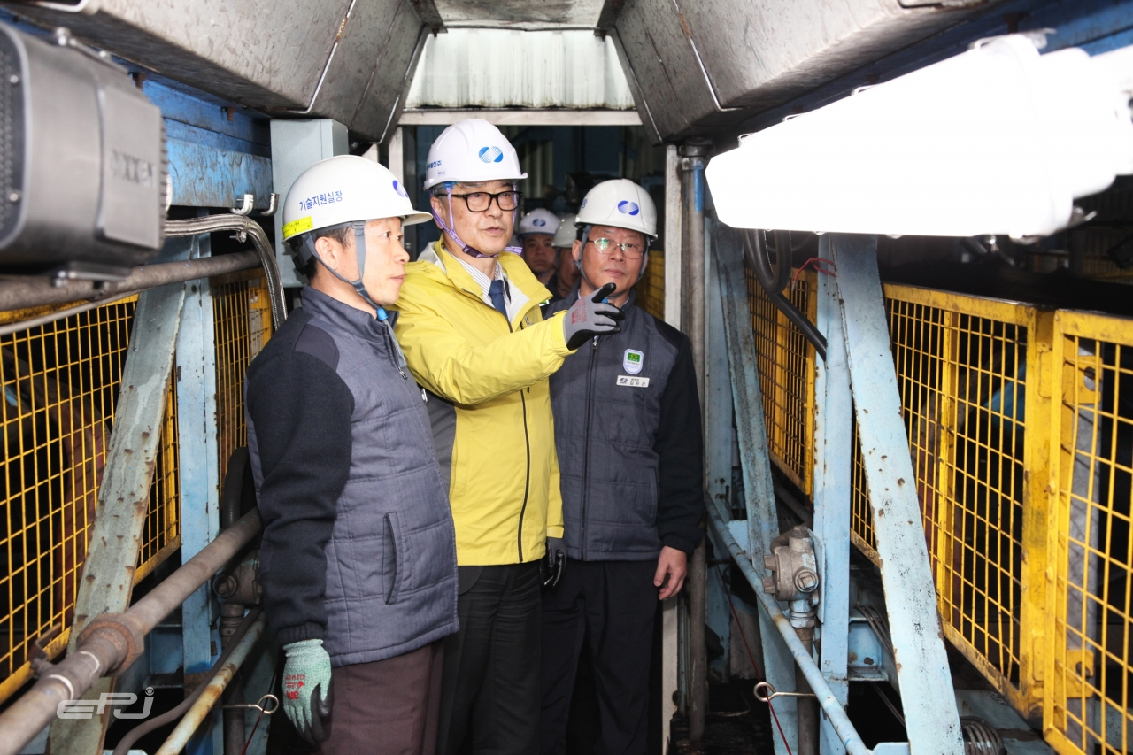 신정식 한국남부발전 사장(가운데)이 하동발전본부 석탄취급설비 조명과 함께 안전을 점검하고 있다.