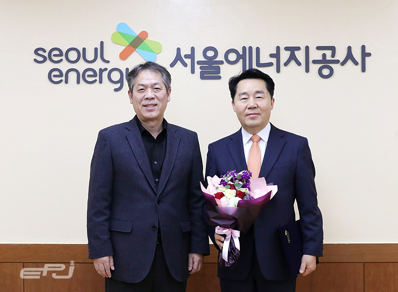 박진섭 서울에너지공사 사장(왼쪽)이 김명호 신임 집단에너지본부장에게 임명장 수여 후 기념촬영을 하고 있다.