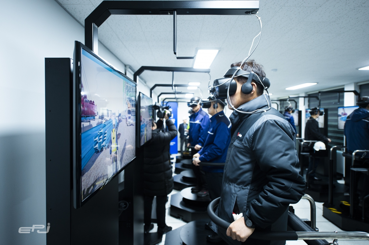 낙하 관련 가상현실(VR) 안전체험 모습