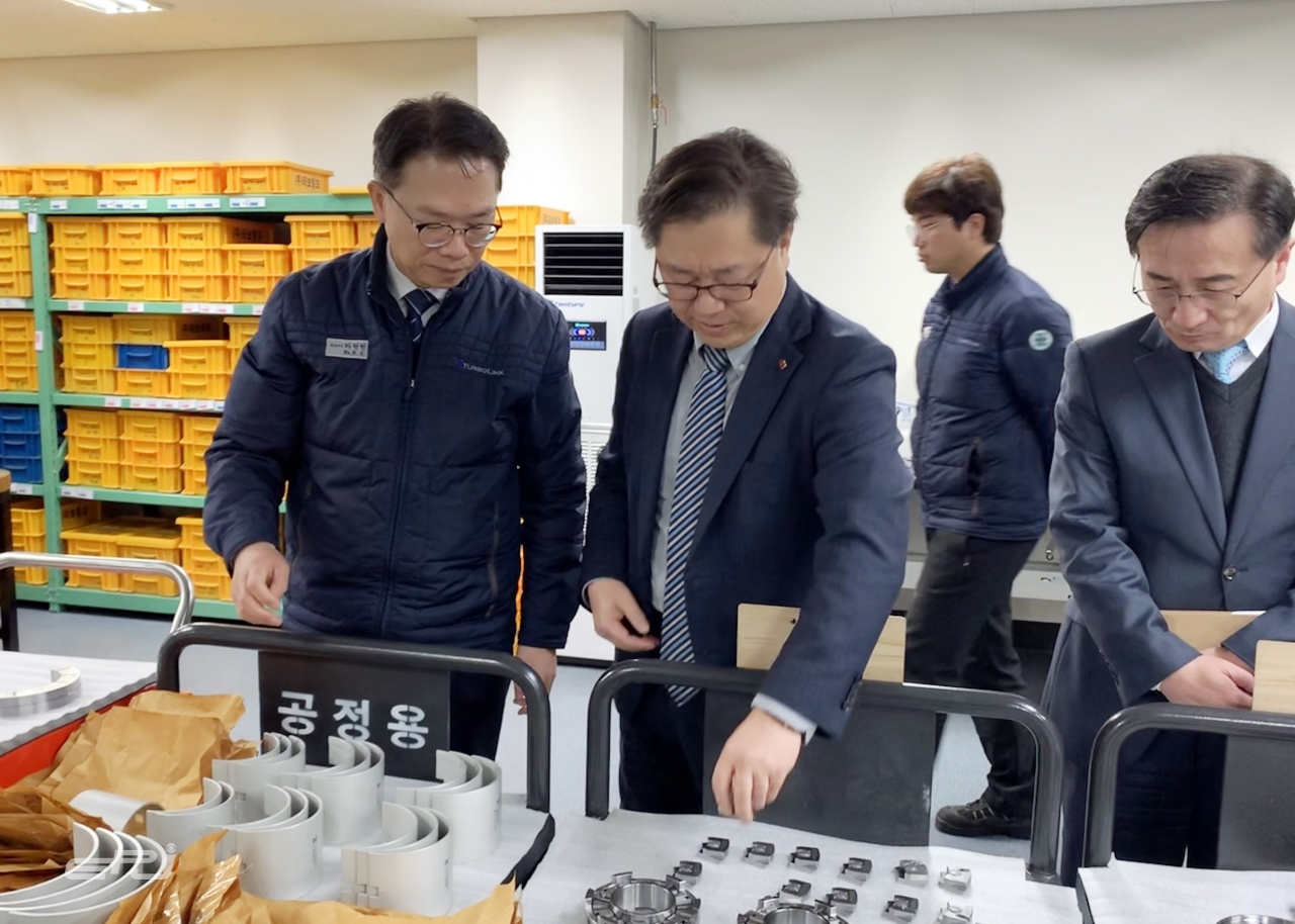 박일준 한국동서발전 사장(왼쪽에서 두번째)이 하현천 터보링크 대표(왼쪽에서 첫번째)로부터 생산 품목에 대한 설명을 듣고 있다.