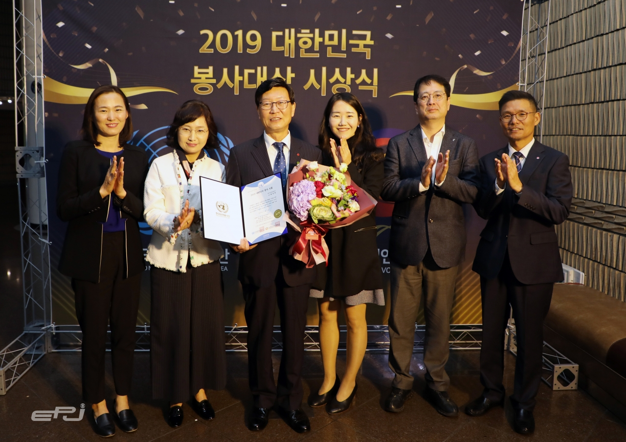 황창화 사장(왼쪽에서 세 번째) 등 한국지역난방공사 임직원들이 지난해 11월 열린 2019 대한민국 봉사대상 시상식에서 대상 수상을 기념하고 있다.