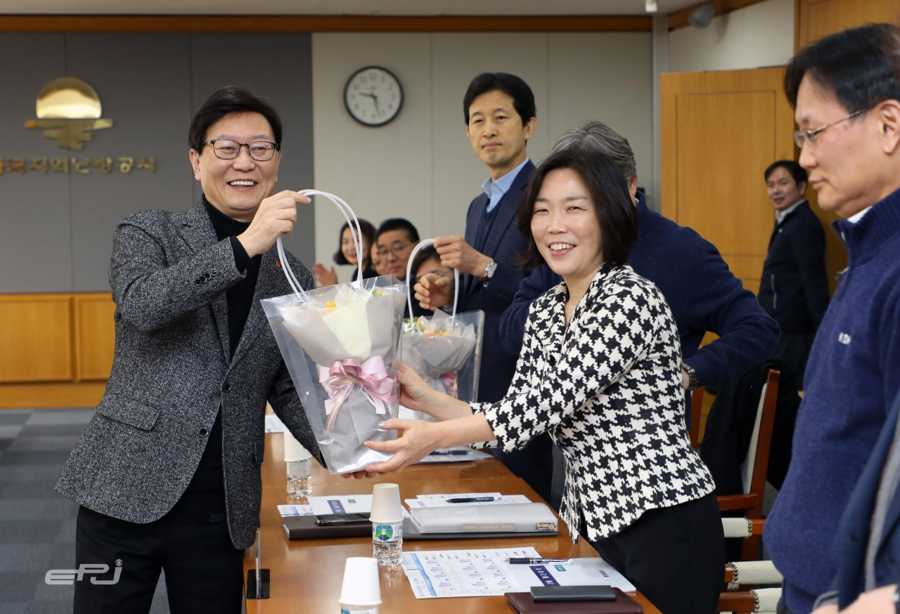 황창화 한국지역난방공사 사장(왼쪽)이 2월 17일 열린 꽃 나눔 행사에서 본사 임직원에게 꽃을 전달하고 있다.