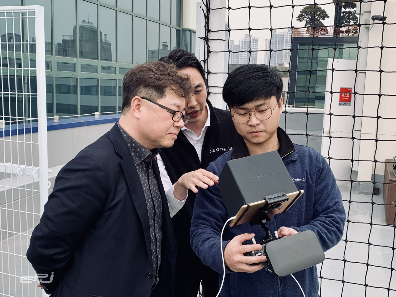 박일준 한국동서발전 사장(왼쪽 첫번째)이 니어스랩 관계자로부터 자율비행 드론에 대한 설명을 듣고 있다.