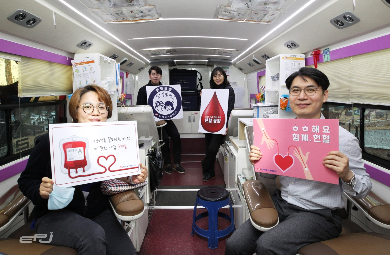 사랑의 헌혈 릴레이에 참여한 한국동서발전 본사 직원들이 기념 촬영을 하고 있다.