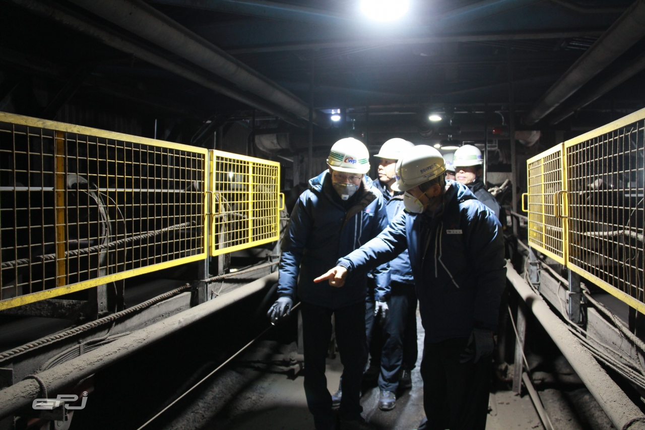 김병숙 한국서부발전 사장(맨 앞)이 직원들과 함께 발전소 현장 안전을 점검하고 있다.
