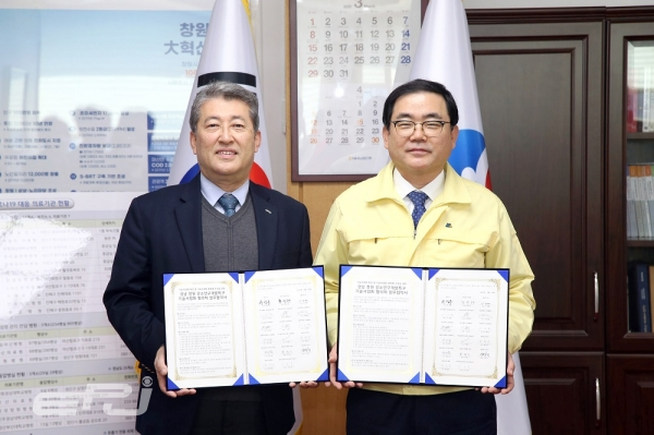 최규하 전기연구원장(왼쪽)과 허성무 창원시장(오른쪽)이 3월 12일 업무협약을 체결하고 기념사진을 촬영하고 있다.