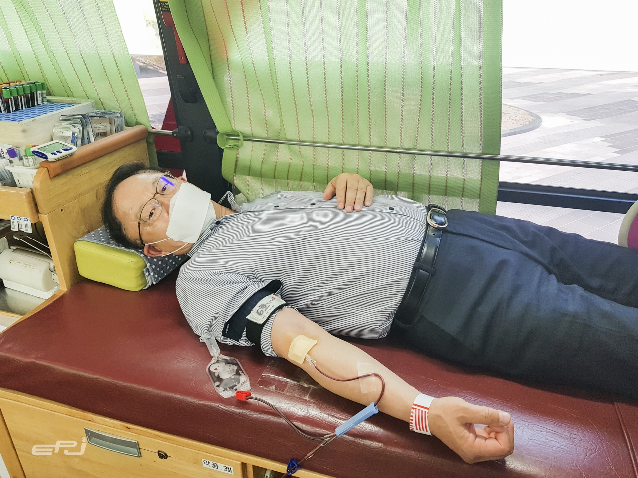 박형구 한국중부발전 사장이 헌혈에 동참하고 있다.