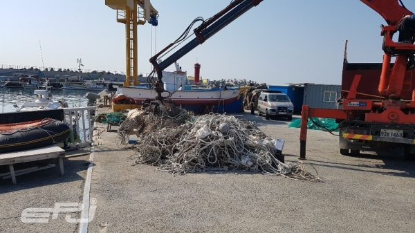 한수원 새울본부는 3월 18~31일 3개 어촌계 항구 주변에서 수거한 25톤 분량의 쓰레기를 말끔히 폐기, 항구주변을 깨끗이 정화했다.