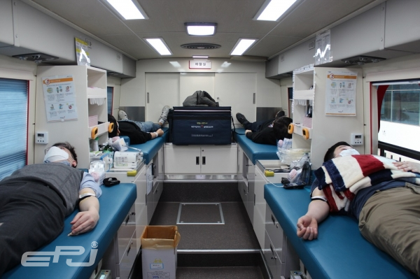 LG화학 오창공장 임직원들이 코로나19 극복을 위해 헌혈을 하고 있다.