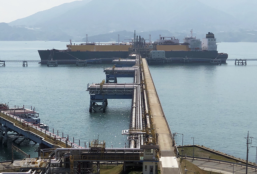 포스코에너지는 4월 16일 영국계 선사 셰니에르(Cheniere)의 17만4,000톤급 LNG선에 해외선사 가운데 처음으로 가스 트라이얼 서비스를 진행했다.