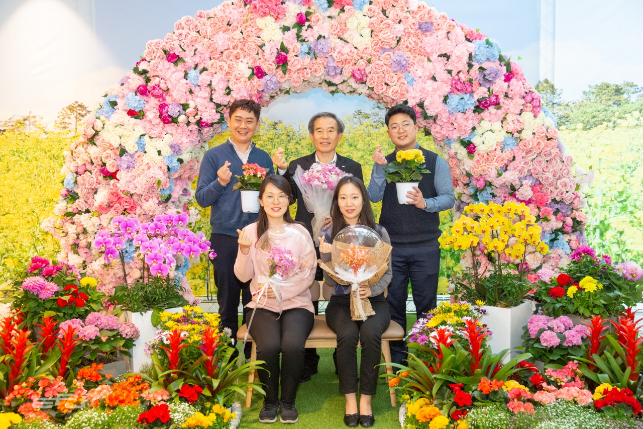 김병숙 한국서부발전 사장(뒷줄 가운데)이 직원들과 함께 '플라워 버킷 챌린지 캠페인'에 참여하고 있다.