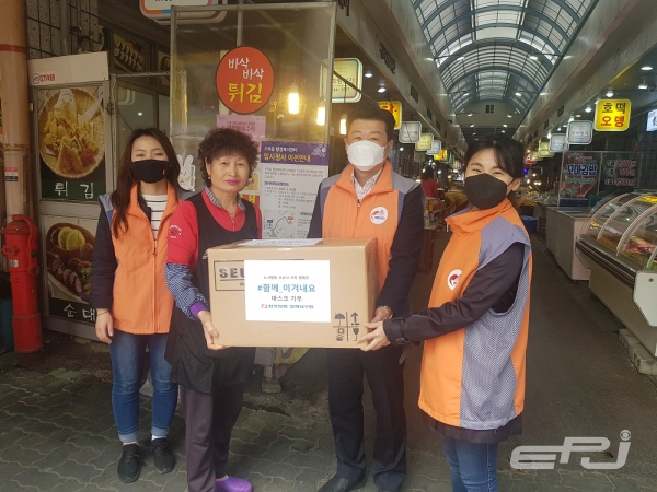 한전 전력연구원이 코로나19로 어려움을 겪는 지역사회 주민을 돕기 위한 일환으로 대전 송강전통시장에 마스크를 전달하고 있다.