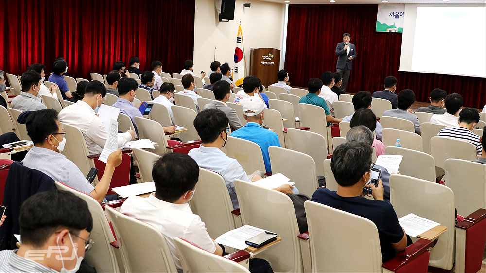 조창우 서울에너지공사 햇빛사업부장이 6월 16일 열린 태양광 공모사업 설명회에서 사업 진행방식을 소개하고 있다.