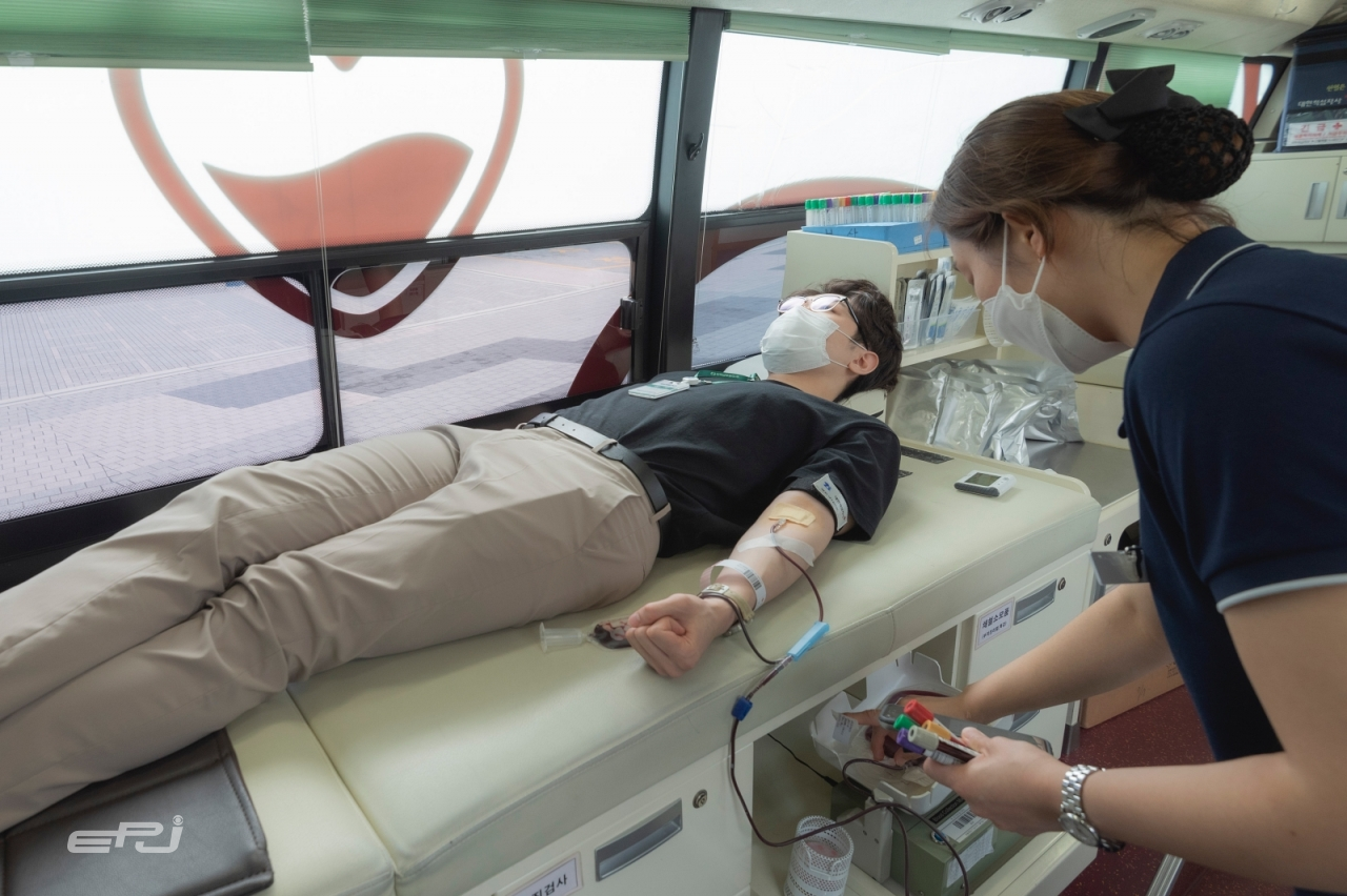 한국남부발전 직원이 헌혈 릴레이 행사에 참여하고 있다.