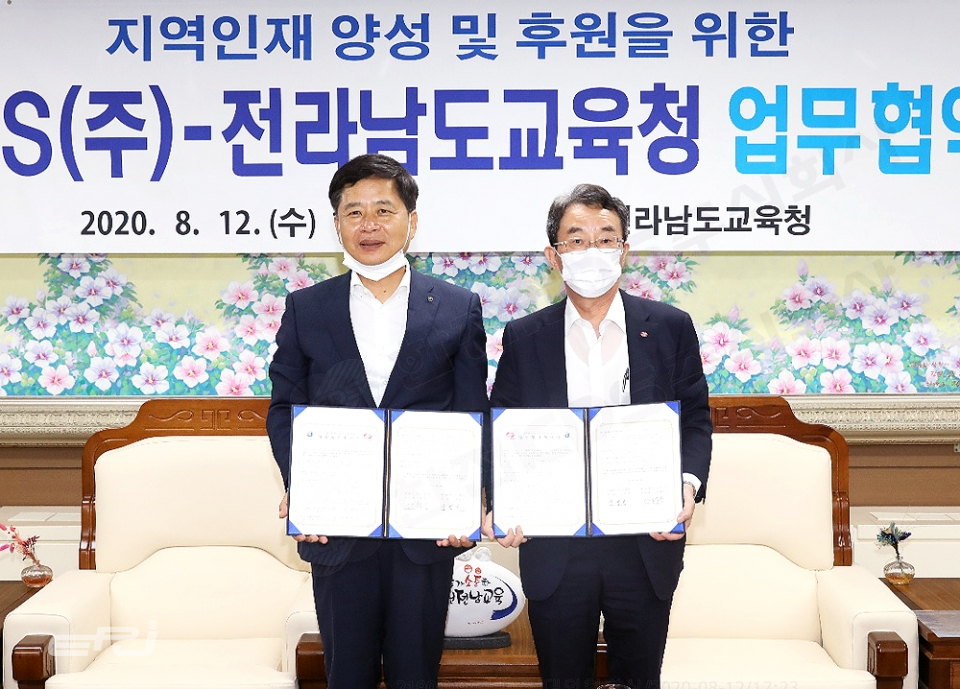 김범년 한전KPS 사장(오른쪽)과 장석웅 전남교육청 교육감(왼쪽)이 업무협약 체결 후 기념촬영을 하고 있다.
