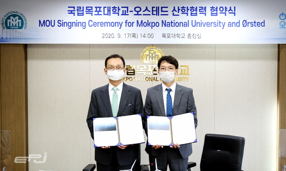 박정민 오스테드 부장(오른쪽)과 박민서 목포대 총장(왼쪽)이 업무협약 체결 후 기념촬영을 하고 있다.