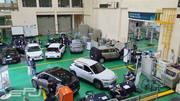전기연구원이 ‘차린’과 MoU를 체결하고, 대규모 국제 시험 행사를 내년 하반기에 개최한다. 사진=전기차 급속충전 상호운용성 테스티벌 현장.