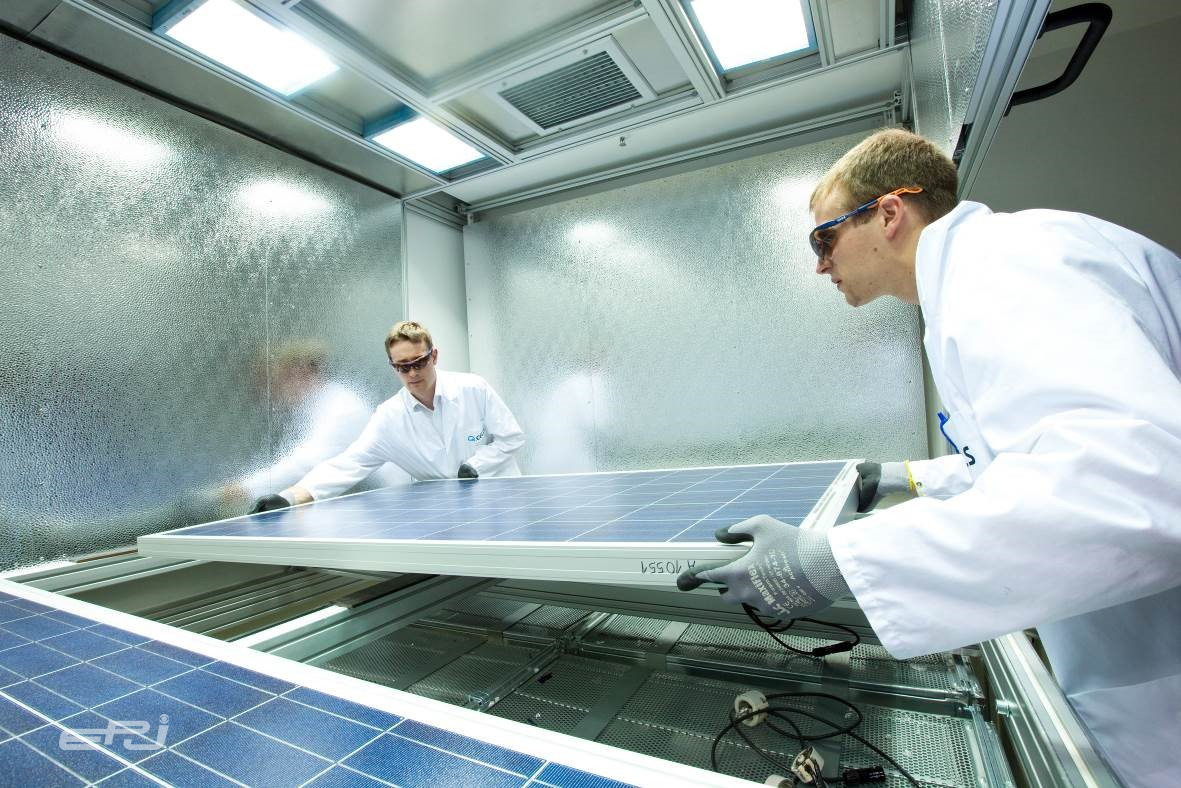 한화큐셀 독일 기술혁신센터 연구원이 태양광 모듈 품질 테스트를 진행하는 모습