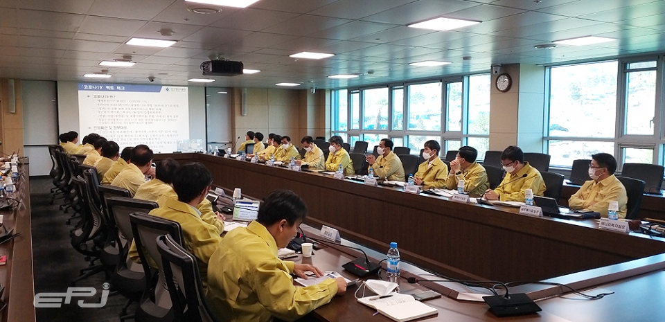 한국에너지공단 임직원들이 코로나19 대응 현황을 논의하고 있다.