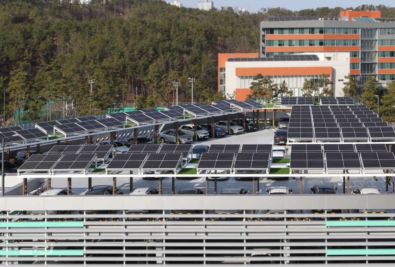 한국동서발전 본사 주차장 옥상에 설치한 70kW 규모의 태양광 발전설비